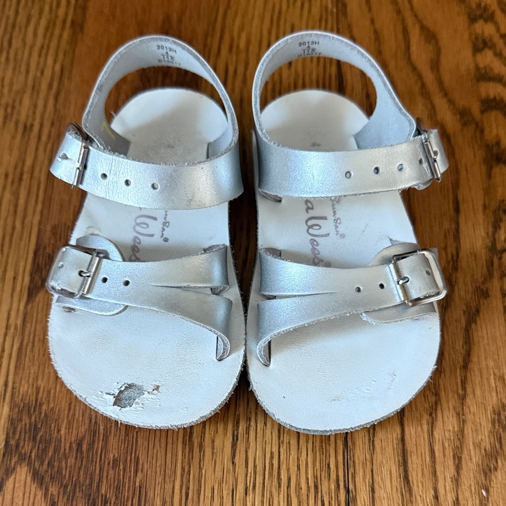 SUN SAN SEA-WEES Silver Kids Sandals Size 4 *Flaw*